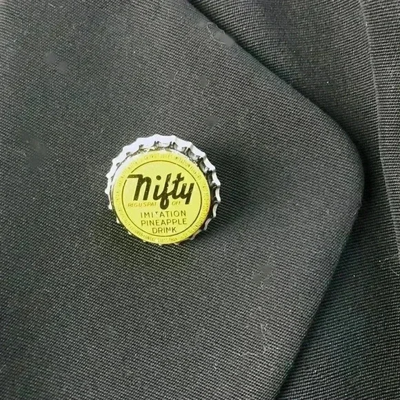 3 Vintage Bottlecap Pins Nifty, Jurk, Grapette - Picture 3 of 9